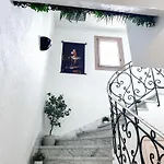 Lv House & Gardens *