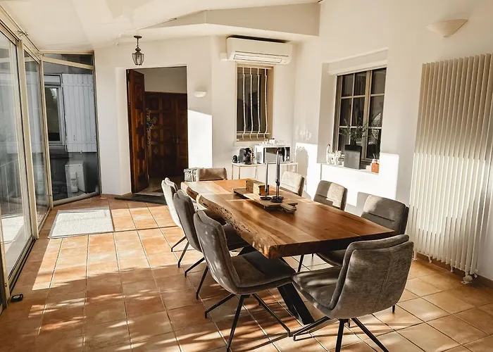 Lv House & Gardens アパート *